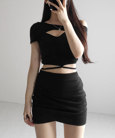 【 ２color 】胸開きカットアウトクロスストラップワンショルダーTシャツ ／ open chest cutout cross strap one shoulder T-shirts