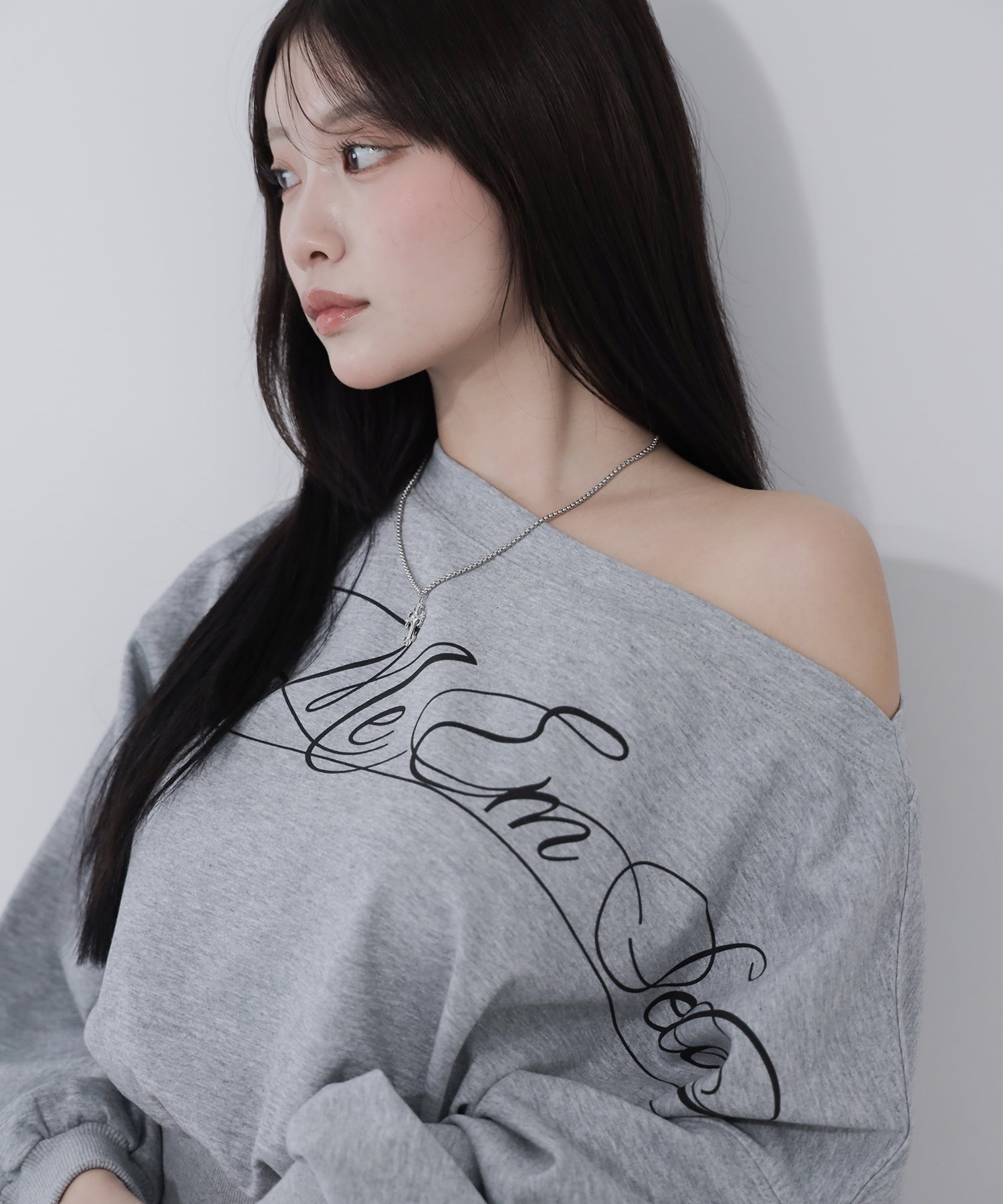 レタリングロゴワンショルショートスウェットライクトップス ／ lettering logo one-shoulder short sweatlike tops