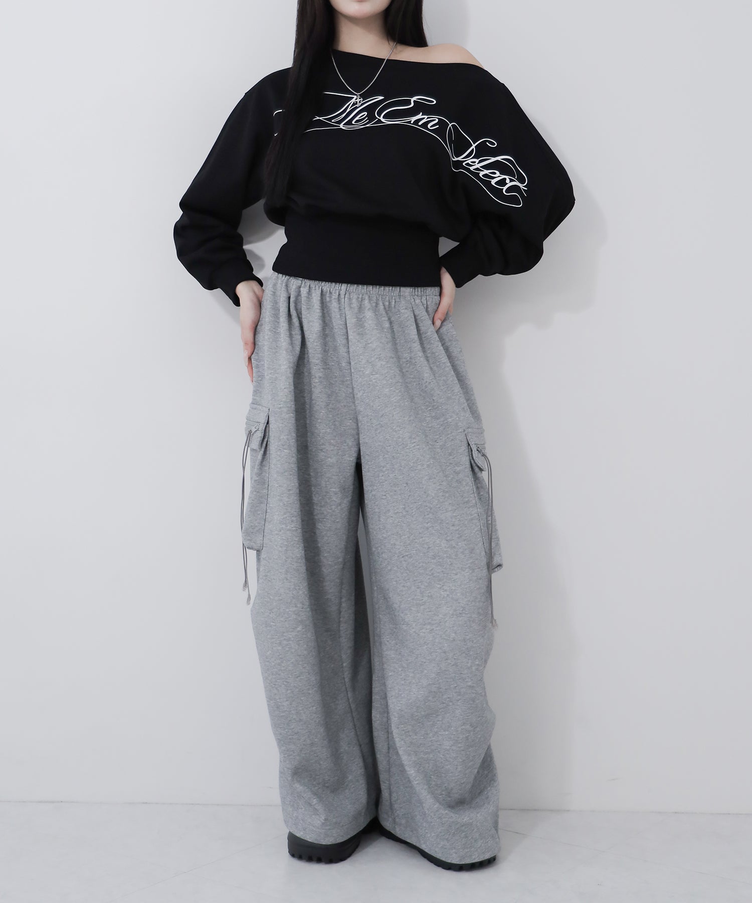 レタリングロゴワンショルショートスウェットライクトップス ／ lettering logo one-shoulder short sweatlike tops