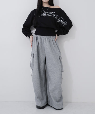 レタリングロゴワンショルショートスウェットライクトップス ／ lettering logo one-shoulder short sweatlike tops