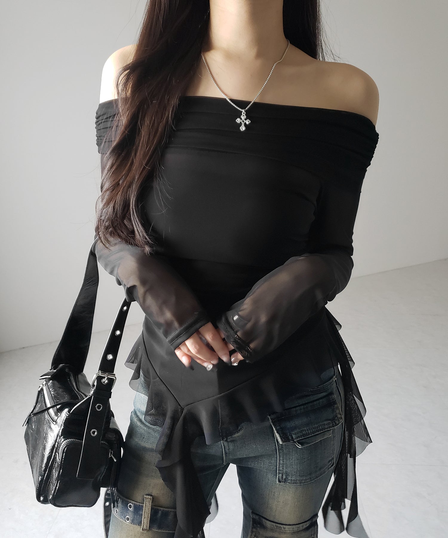 【 ２color 】アシンメトリーフリルオフショルシアートップス ／ asymmetrical frill off-shoulder sheer tops