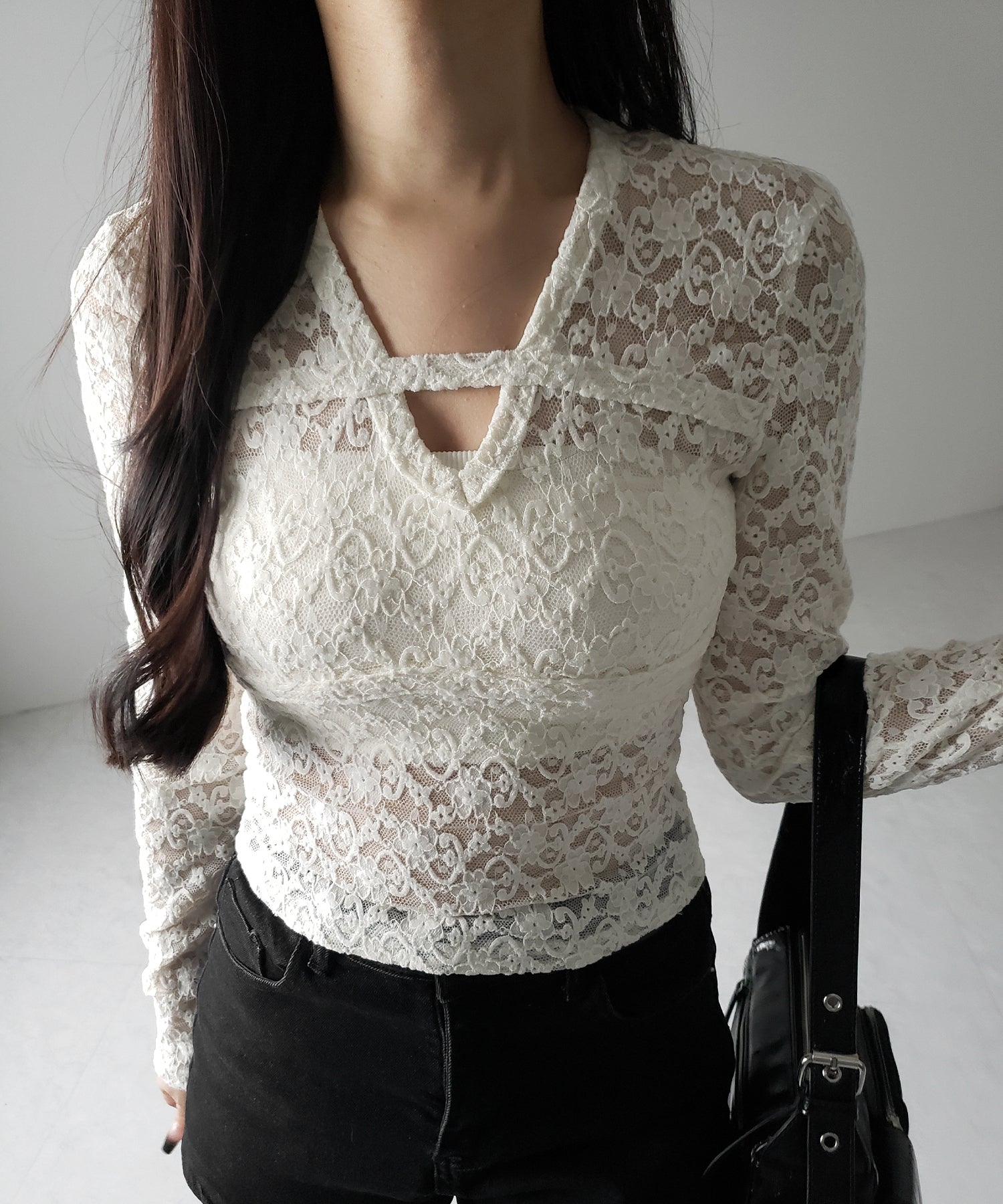 【 ２color 】Vネックスリムラインレーストップス ／ V-neck slimline lace tops