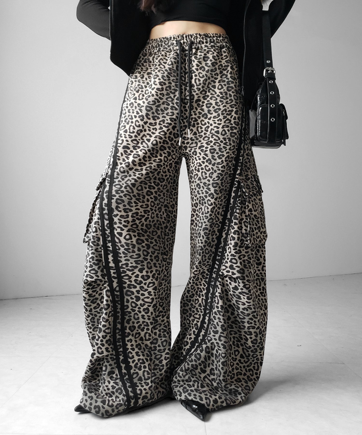 【 裾絞り可能２WAY 】レオパードヴィンテージサイドラインタックワイドスウェットパンツ ／ leopard vintage side line tuck wide sweatpants
