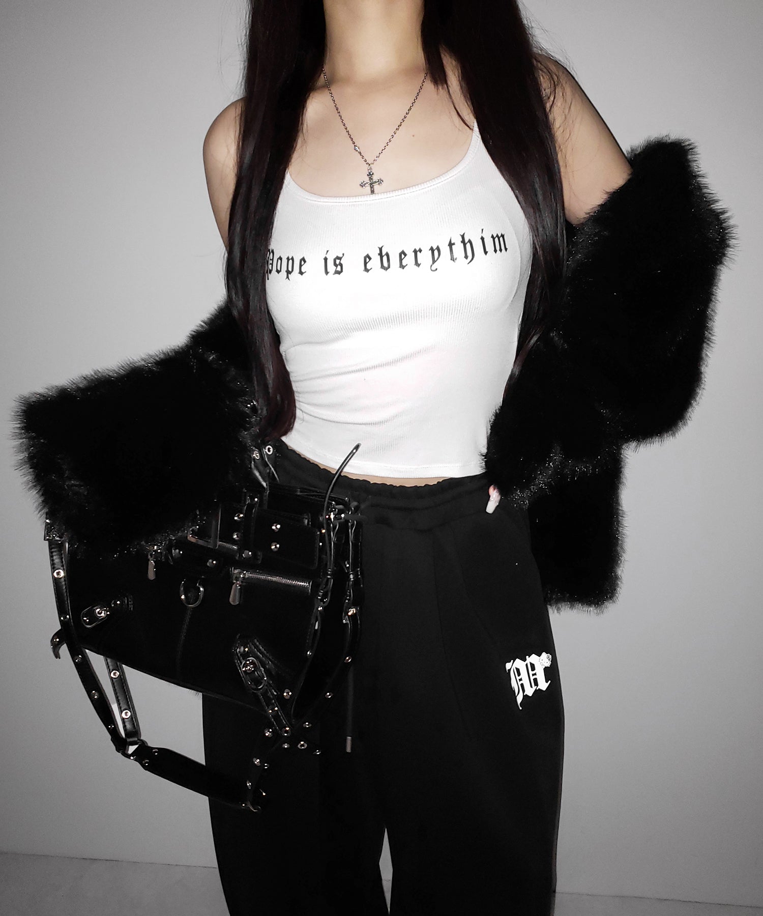 【 ２color 】グランジロゴバッククロスキャミソールトップス ／ grunge logo back logo camisole tops