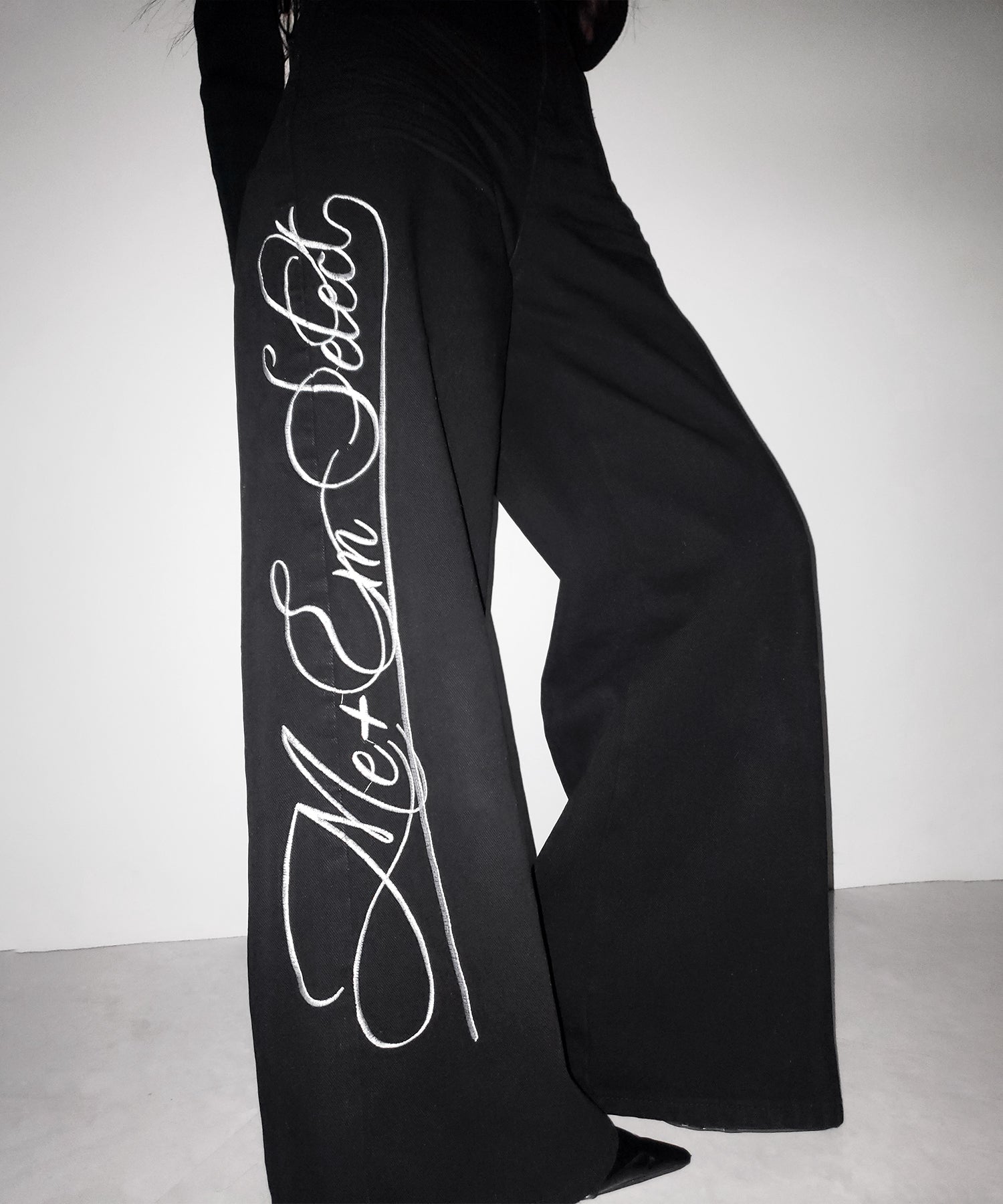 レタリングロゴ刺繍ハイウエストワイドブラックデニム ／ lettering logo embroidery high waist wide black denim