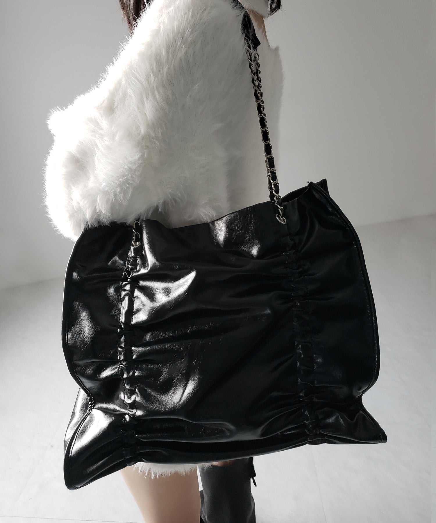 【 ３color ／ A4収納可 】ダブルシャーリングフェイクレザースクエアチェーンバッグ ／ double shirring fake leather square chain bag