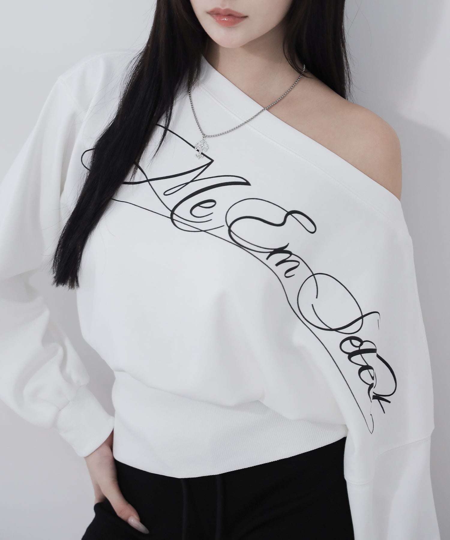 レタリングロゴワンショルショートスウェットライクトップス ／ lettering logo one-shoulder short sweatlike tops