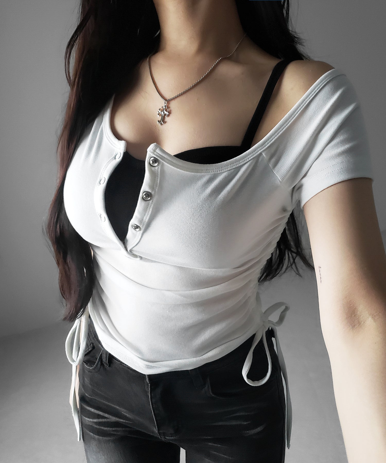 【 ２点セット 】ヘンリーネックサイドリボン半袖ぴちＴシャツ ／ Henley neck side ribbon short-sleeve pichi T-shirt