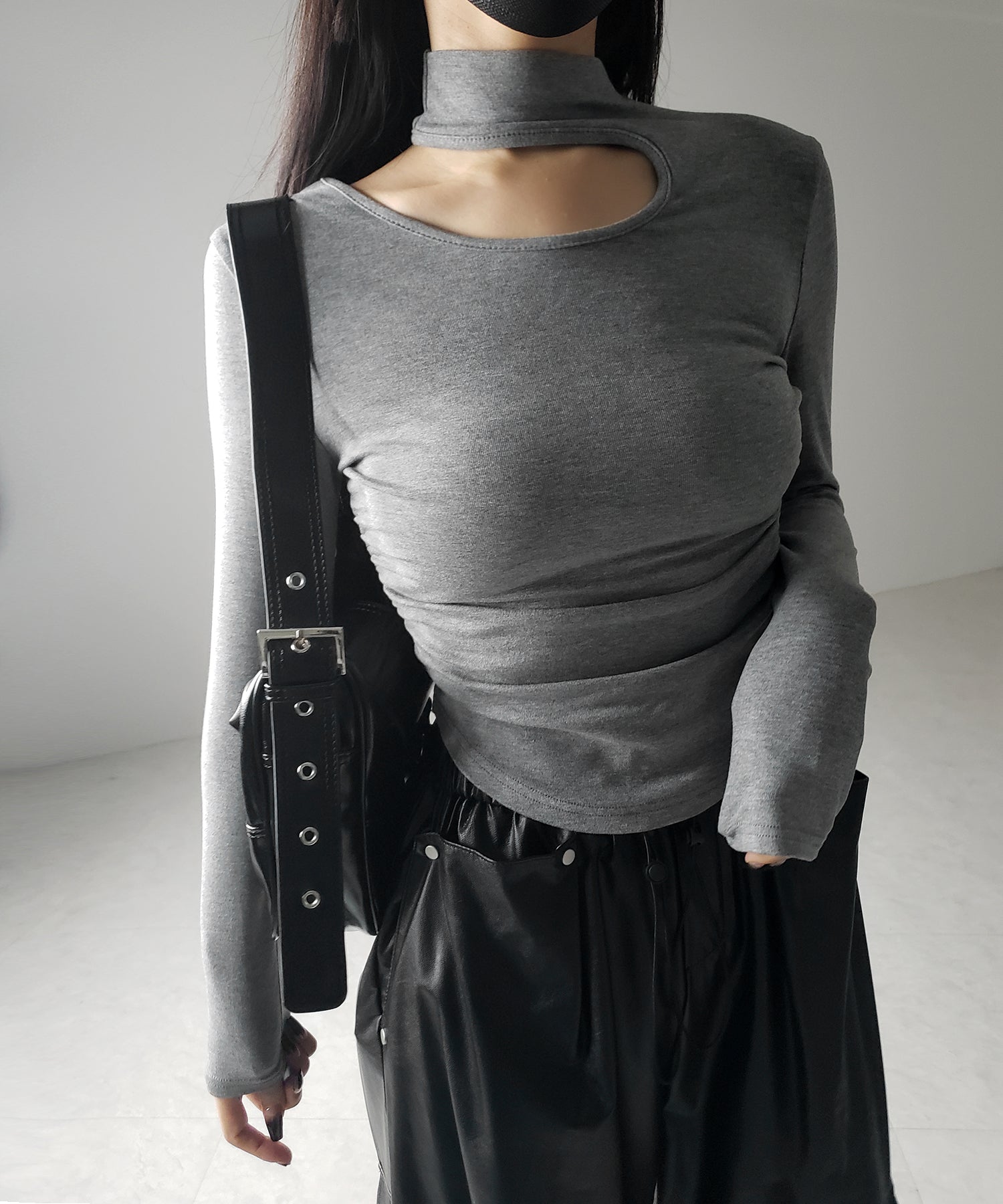 【 ２color 】カットアウトアシメチョーカーカットソートップス ／cutout asymmetry choker cutsew tops