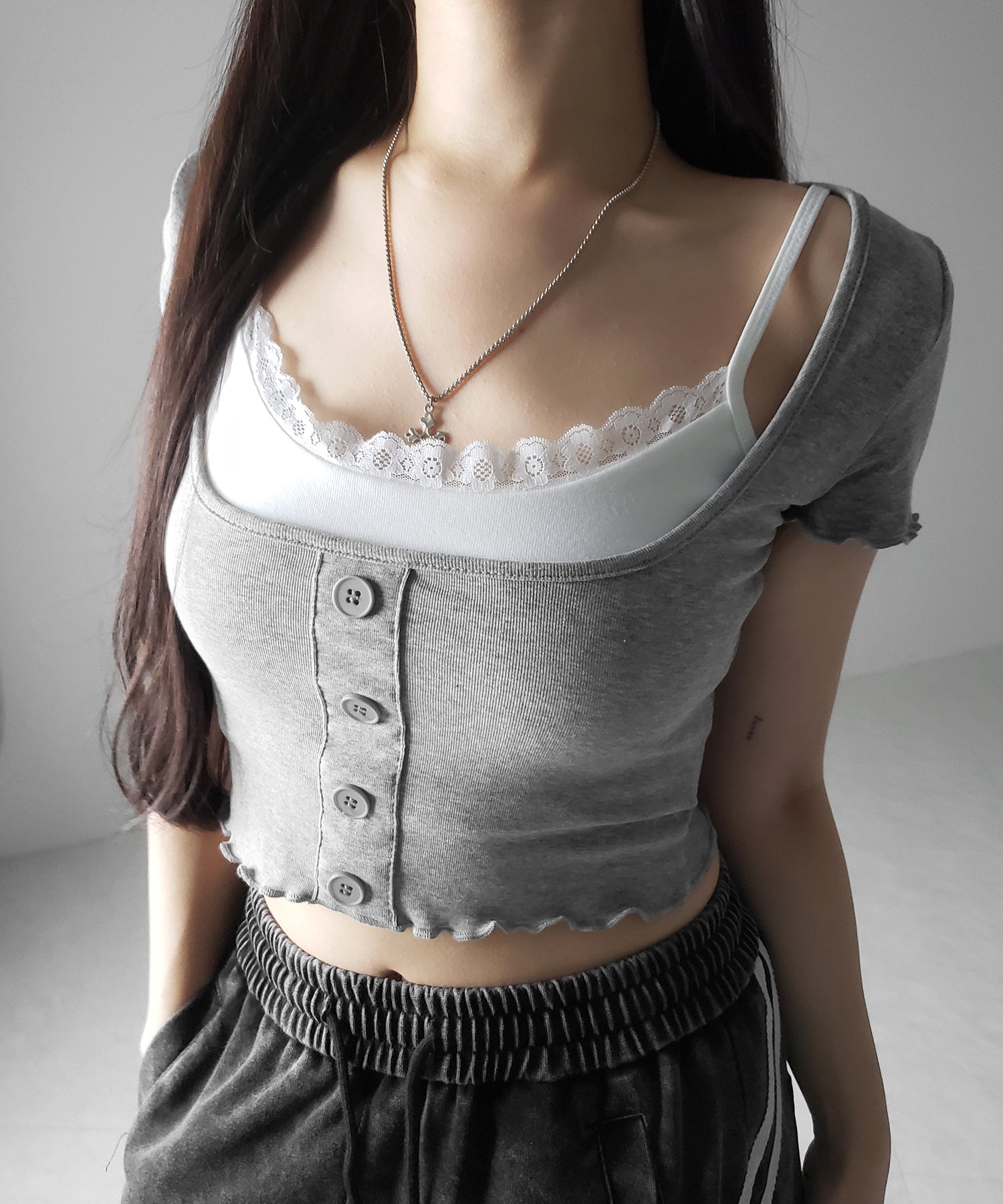 【 ２点セット 】レイヤードレースキャミソール ＋ スクエアネックフロントボタンTシャツ SET