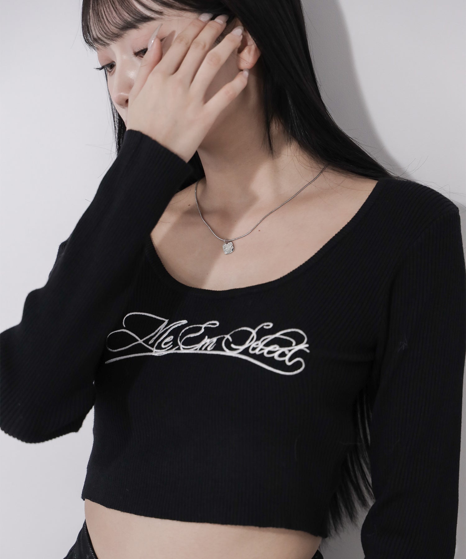 レタリングロゴ刺繍スクエアネックショートリブニットトップス ／ lettering logo embroidery square neck short rib knit tops