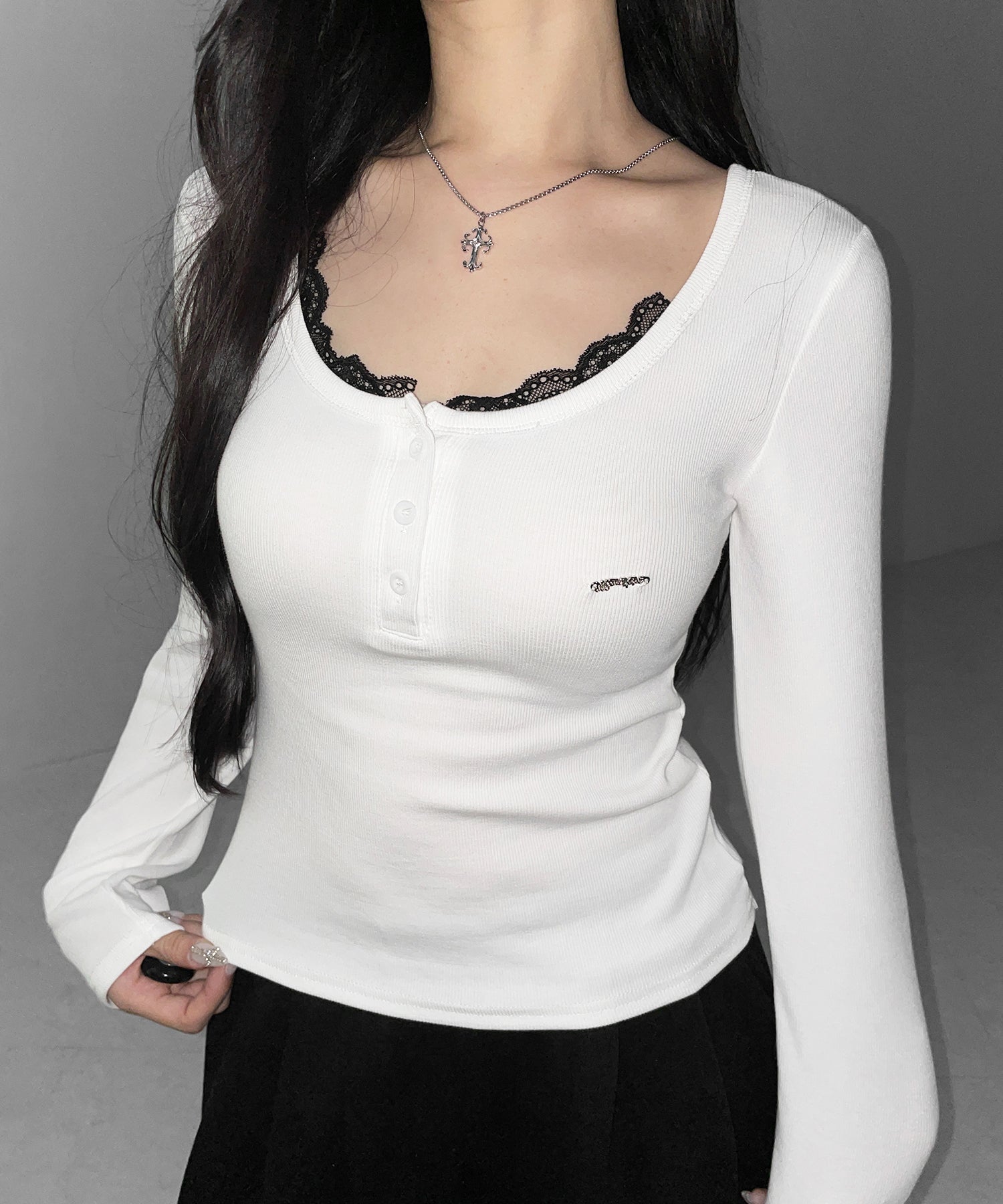 ヘンリーネックロゴプレートレースリブトップス ／　henley neck logo plate lace ribbed tops