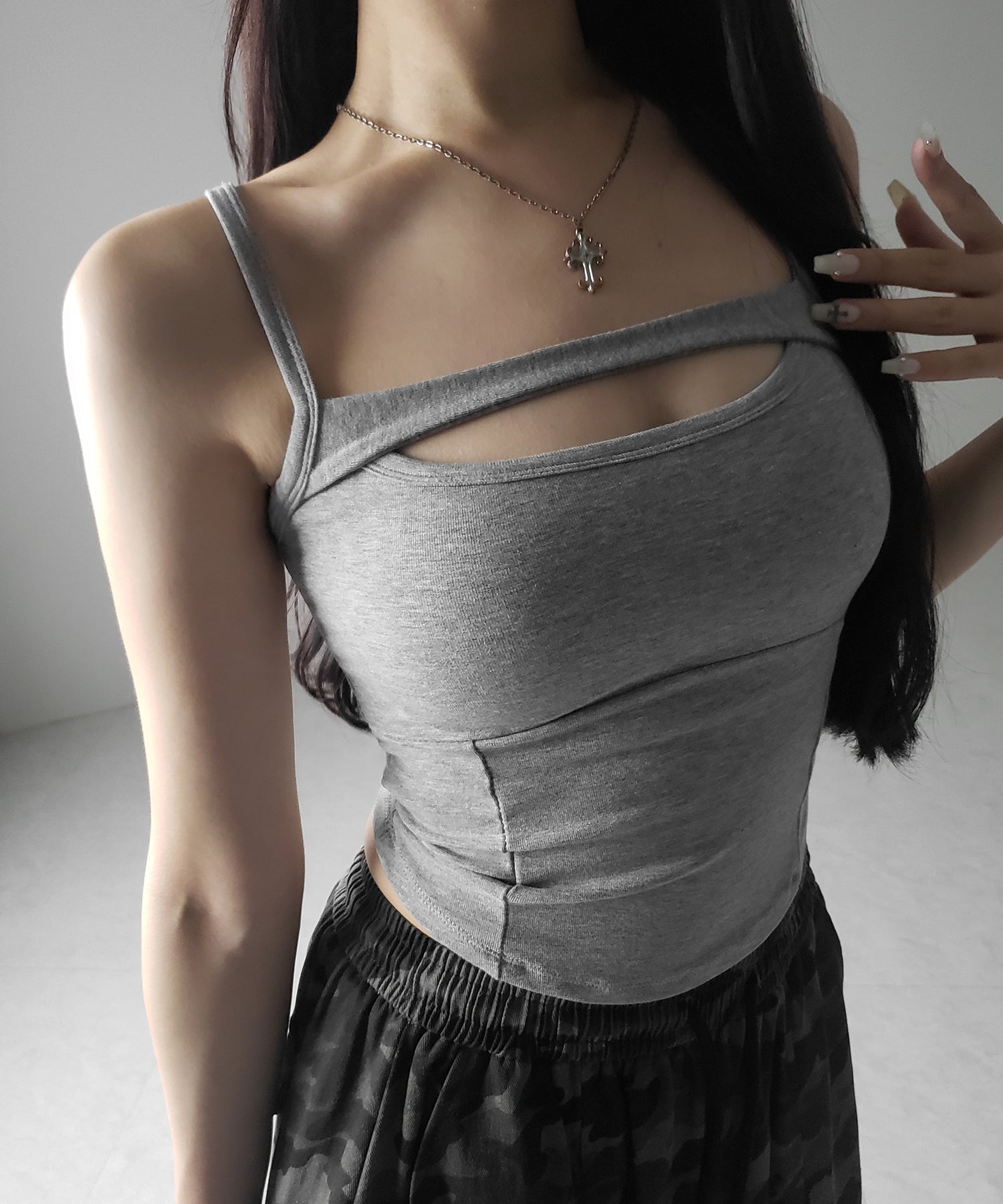 【 ３color ／ カップ付き 】胸開きカットアウトデザインスリムキャミソール ／ chest open cutout design slim camisole