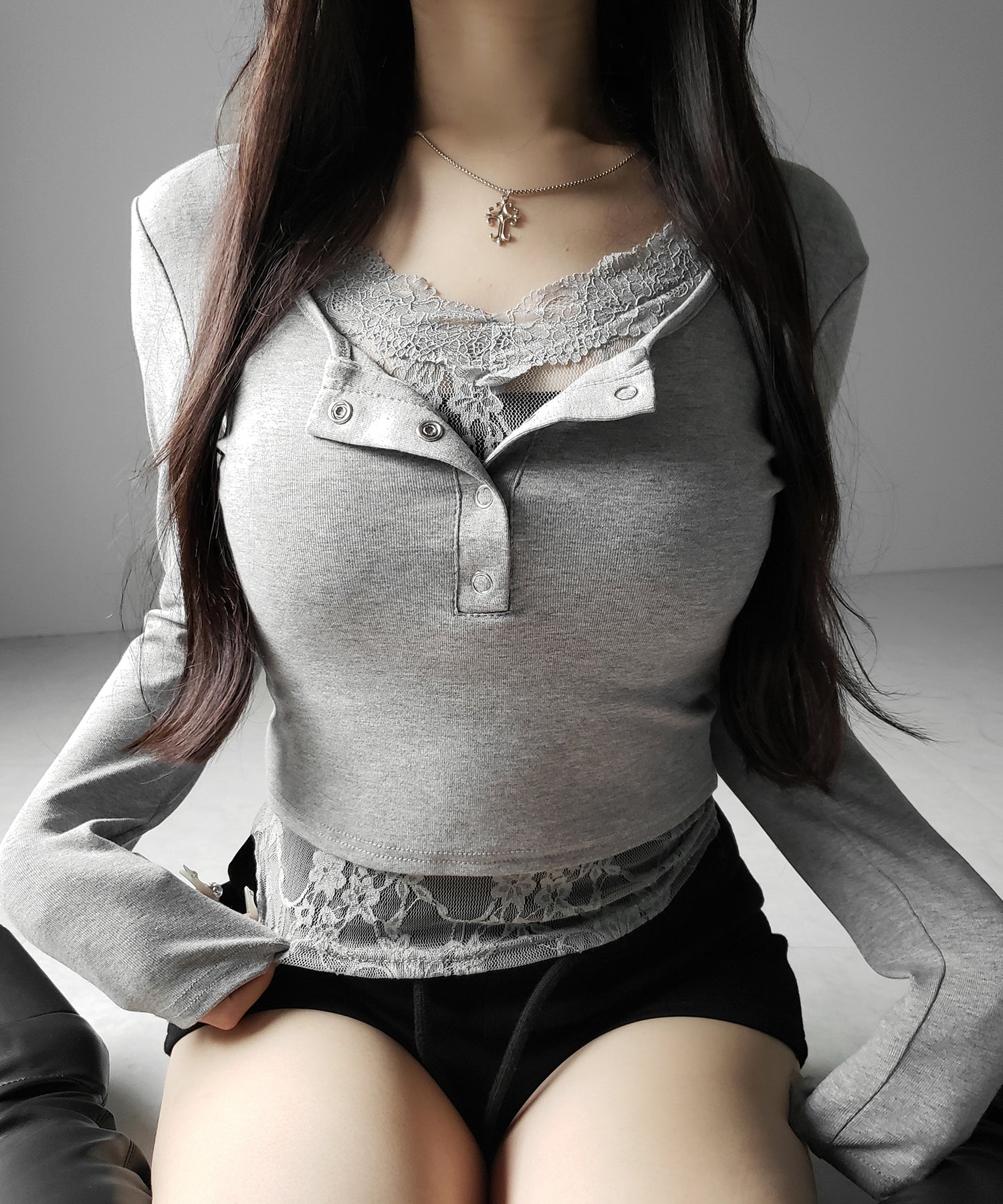 【 人気アイテムの長袖verが新登場！ 】レースレイヤードヘンリーネックスクエア長袖Ｔシャツ ／ lace layered henley neck square long sleeve T-shirt