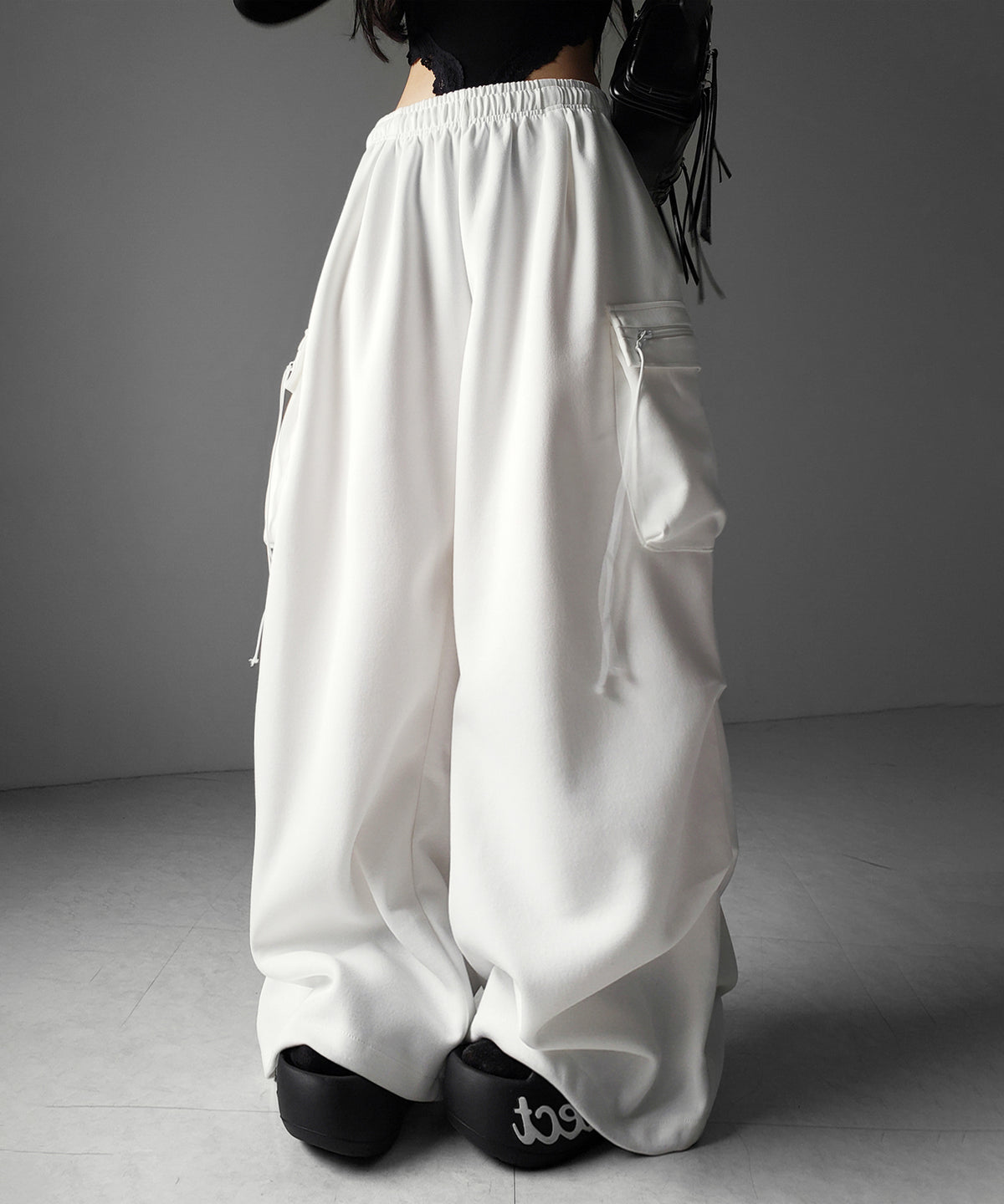 【 裾絞り可能２WAY 】ドローコードタックワイドカーゴスウェットパンツ ／ drawcord tuck wide cargo sweatpants