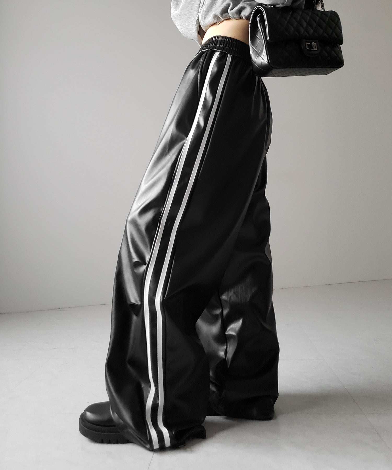 【 選べる４size ／ ２color 】２WAY サイドラインフェイクレザーワイドパンツ ／ ２WAY Sideline fake leather wide pants
