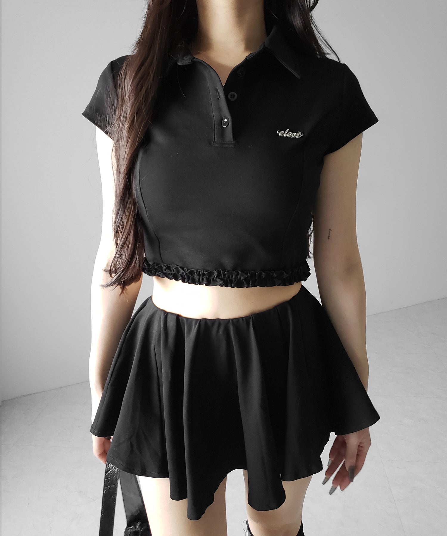 【 セットアップ 】ロゴプレート半袖トップス＋フレアミニスカパン SET ／( SETUP ) logo plate short sleeve tops + flared mini skirt pants