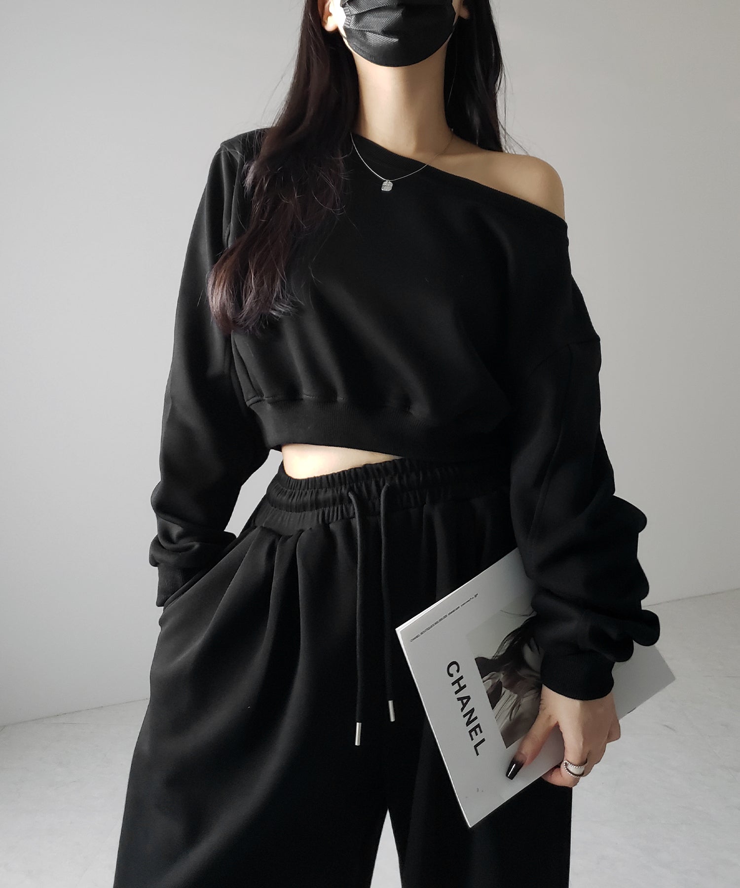 【 セットアップ 】ワンショルダーショートスウェットトップス ＋ タックワイドパンツ SET ／ off shoulder short sweat tops & tack wide pants SET