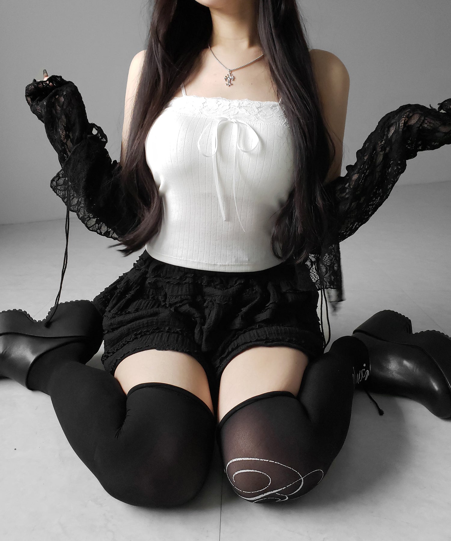 フロントリボンレースショートキャミソール ／ front ribbon lace short camisole