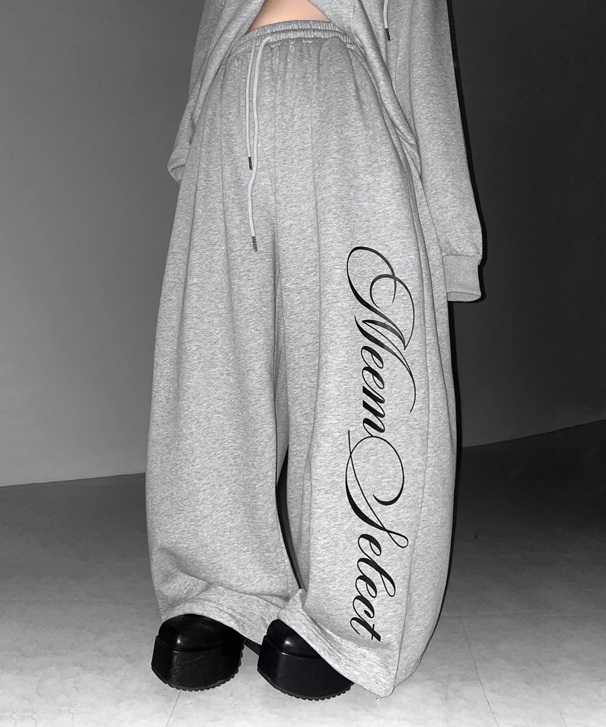 【 セットアップ可能 】レタリングロゴプリントワイドスウェットパンツ ／ lettering logo print wide sweat pants