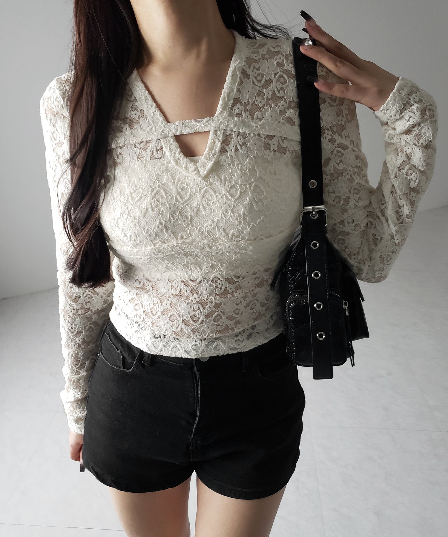 【 ２color 】Vネックスリムラインレーストップス ／ V-neck slimline lace tops