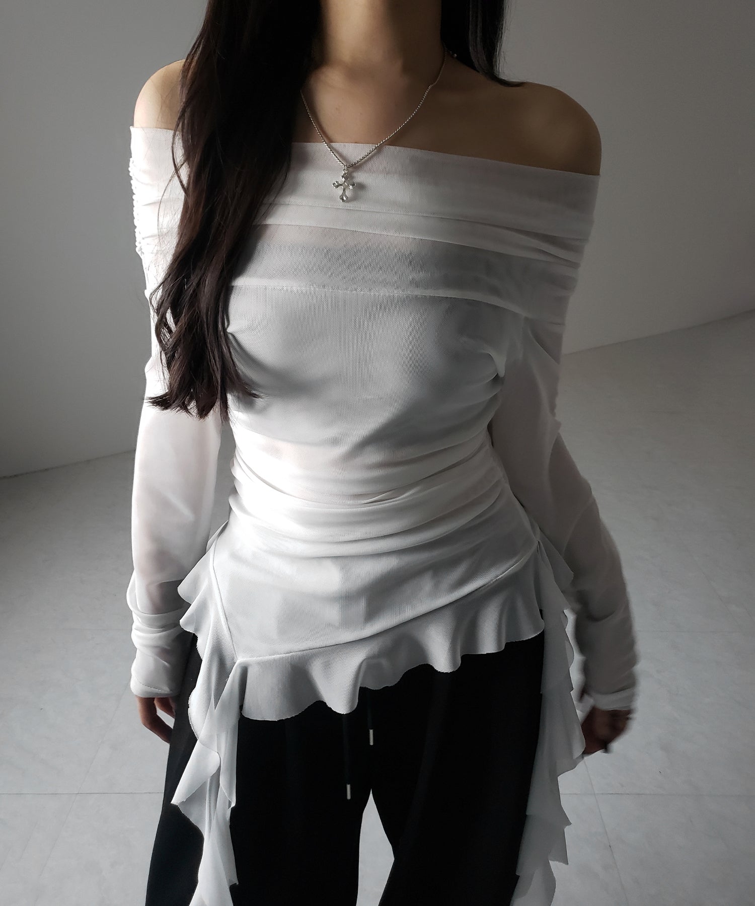 【 ２color 】アシンメトリーフリルオフショルシアートップス ／ asymmetrical frill off-shoulder sheer tops