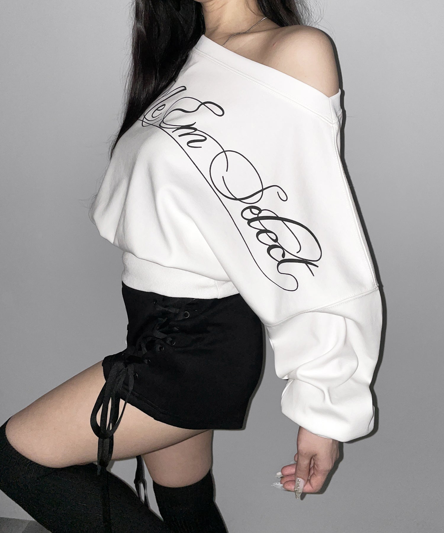 レタリングロゴワンショルショートスウェットライクトップス ／ lettering logo one-shoulder short sweatlike tops