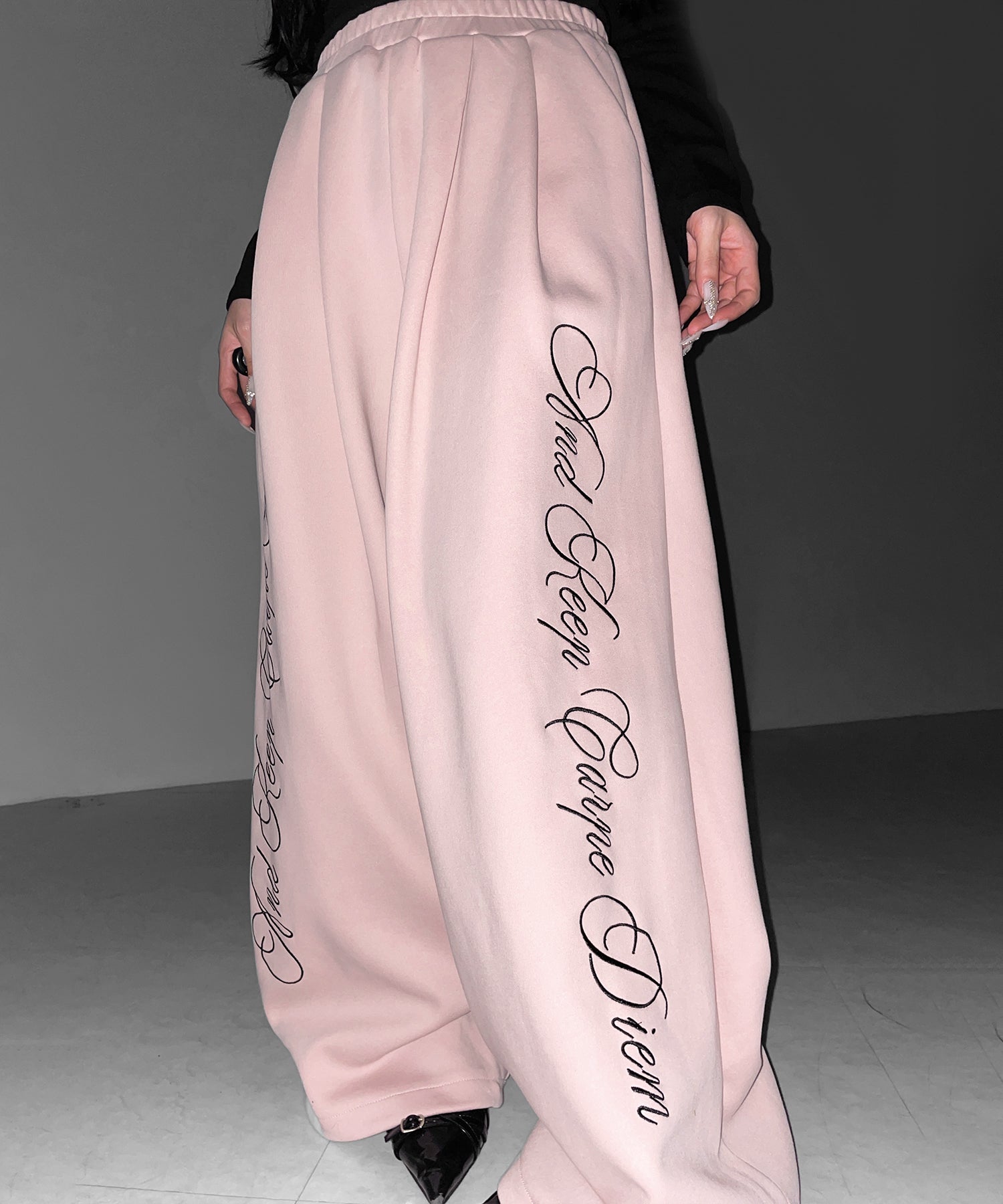 レタリングロゴ刺繍ワイドスウェットパンツ ／ lettering logo embroidery wide sweatpants