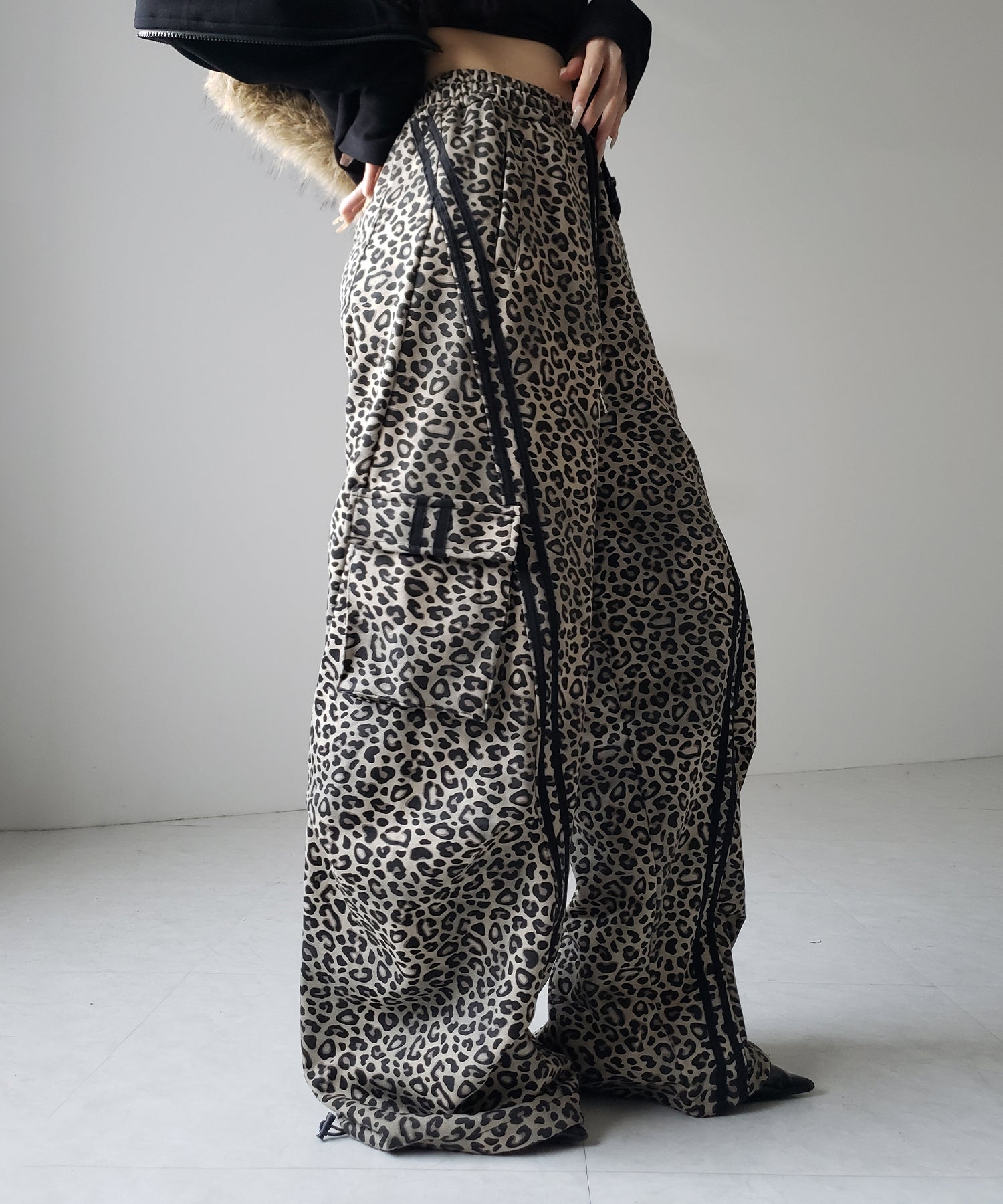 【 裾絞り可能２WAY 】レオパードヴィンテージサイドラインタックワイドスウェットパンツ ／ leopard vintage side line tuck wide sweatpants