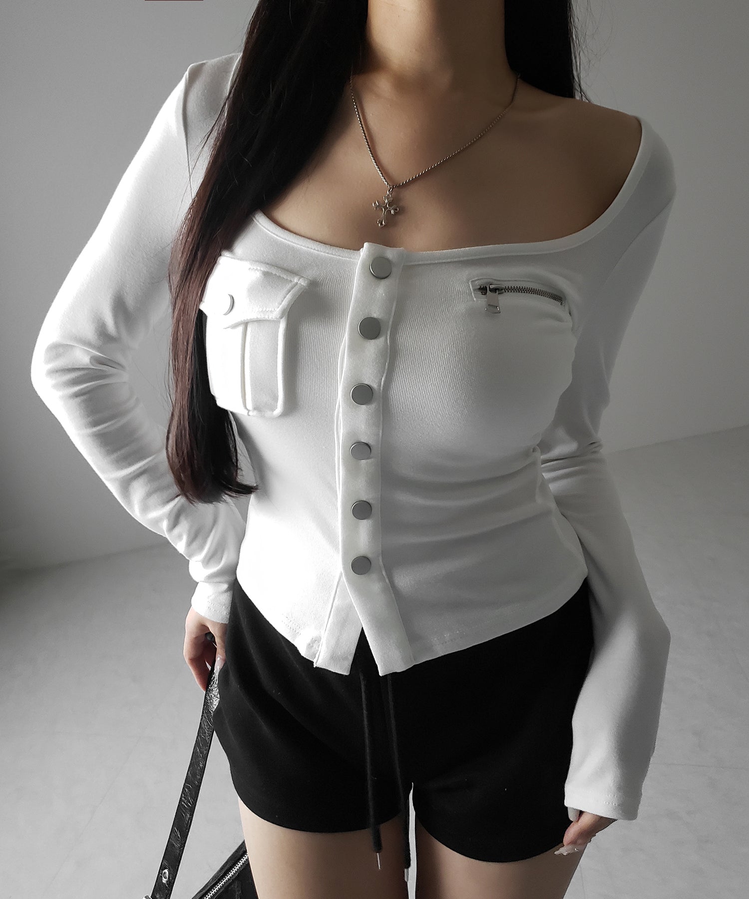 アウトポケットスクエアネック長袖スリムTシャツ ／Out pocket square neck long sleeve slim T-shirt