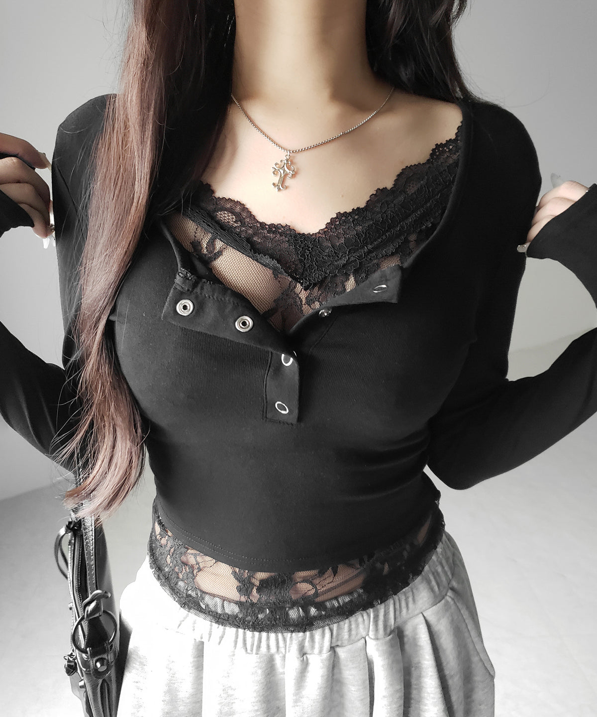【 人気アイテムの長袖verが新登場！ 】レースレイヤードヘンリーネックスクエア長袖Ｔシャツ ／ lace layered henley neck square long sleeve T-shirt