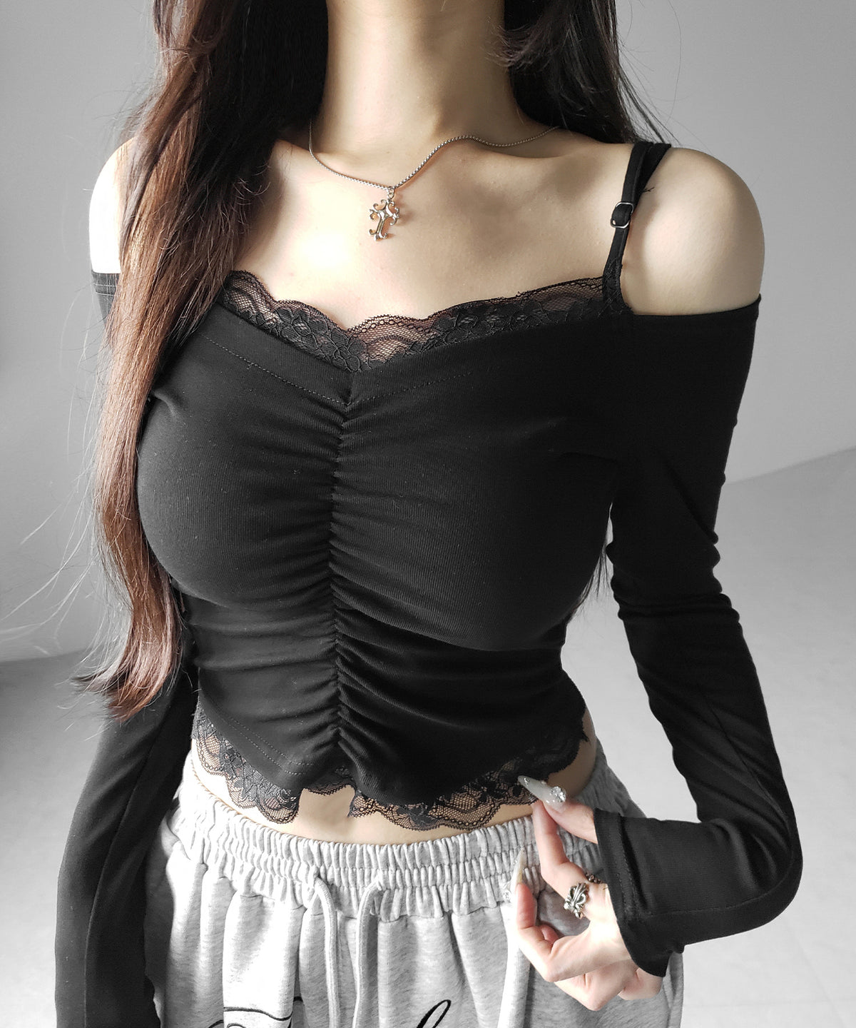 レースレイヤードギャザーオフショル長袖Ｔシャツ ／ lace layered gather off-shoulder long-sleeved T-shirts