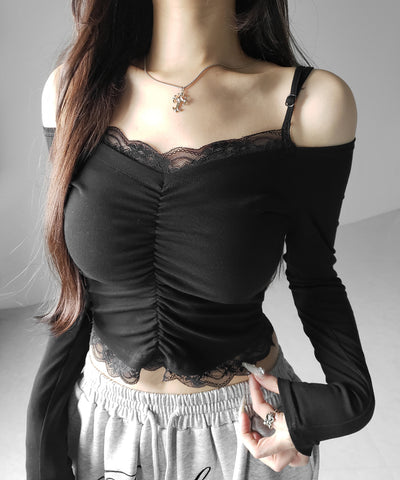 レースレイヤードギャザーオフショル長袖Ｔシャツ ／ lace layered gather off-shoulder long-sleeved T-shirts