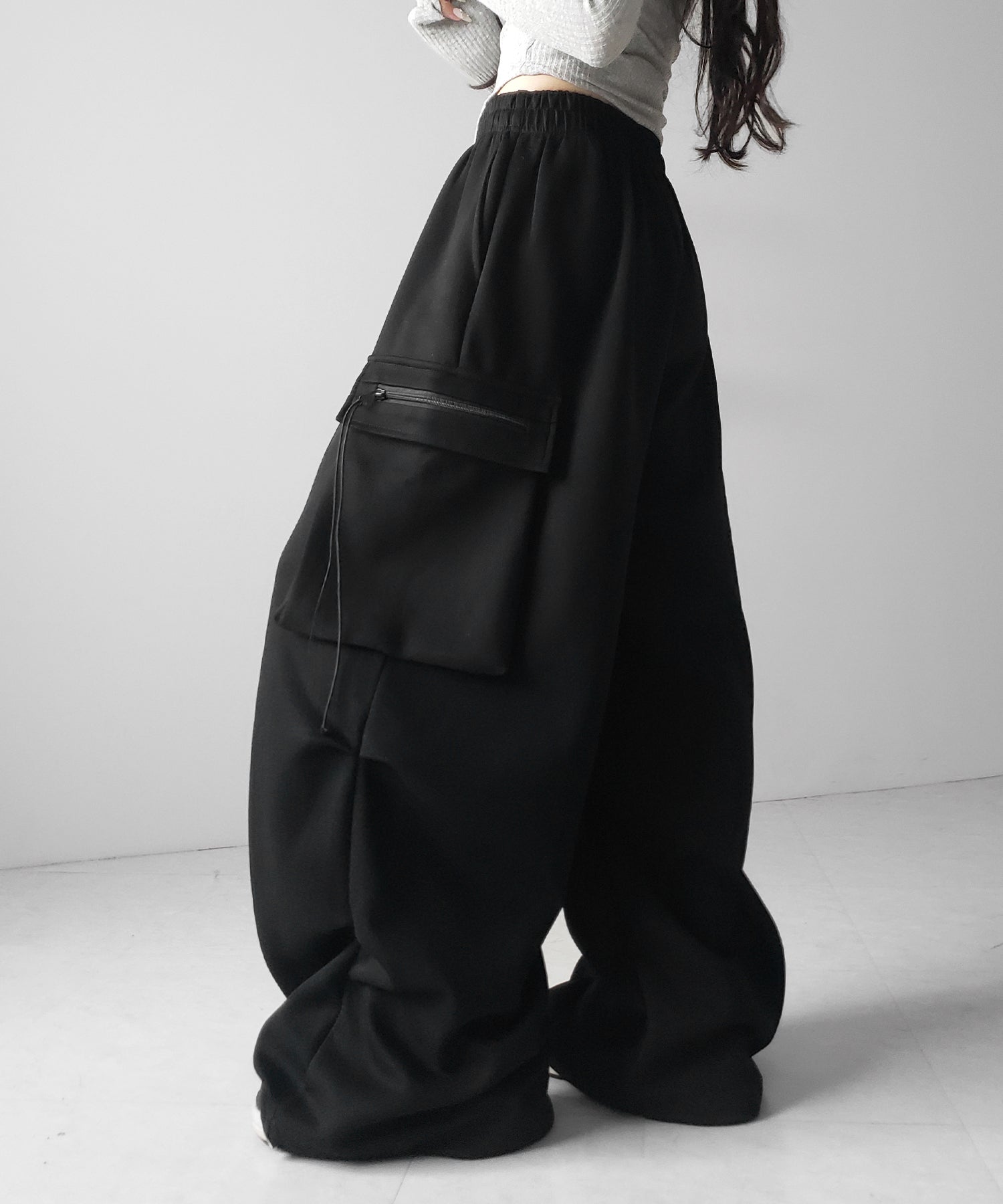 【 裾絞り可能２WAY 】ドローコードタックワイドカーゴスウェットパンツ ／ drawcord tuck wide cargo sweatpants