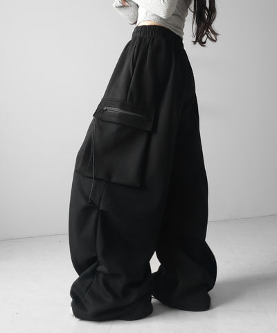 【 裾絞り可能２WAY 】ドローコードタックワイドカーゴスウェットパンツ ／ drawcord tuck wide cargo sweatpants