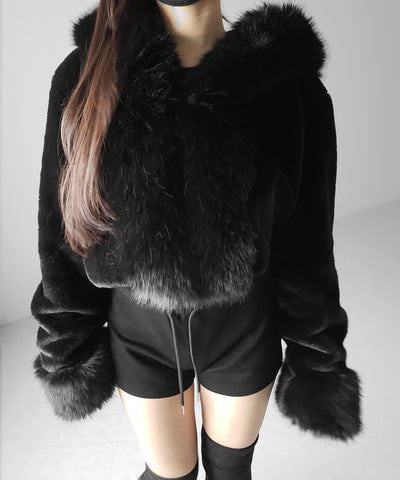 フェイクファーフードレディーショートコート ／ fake fur hoodec lady short coat