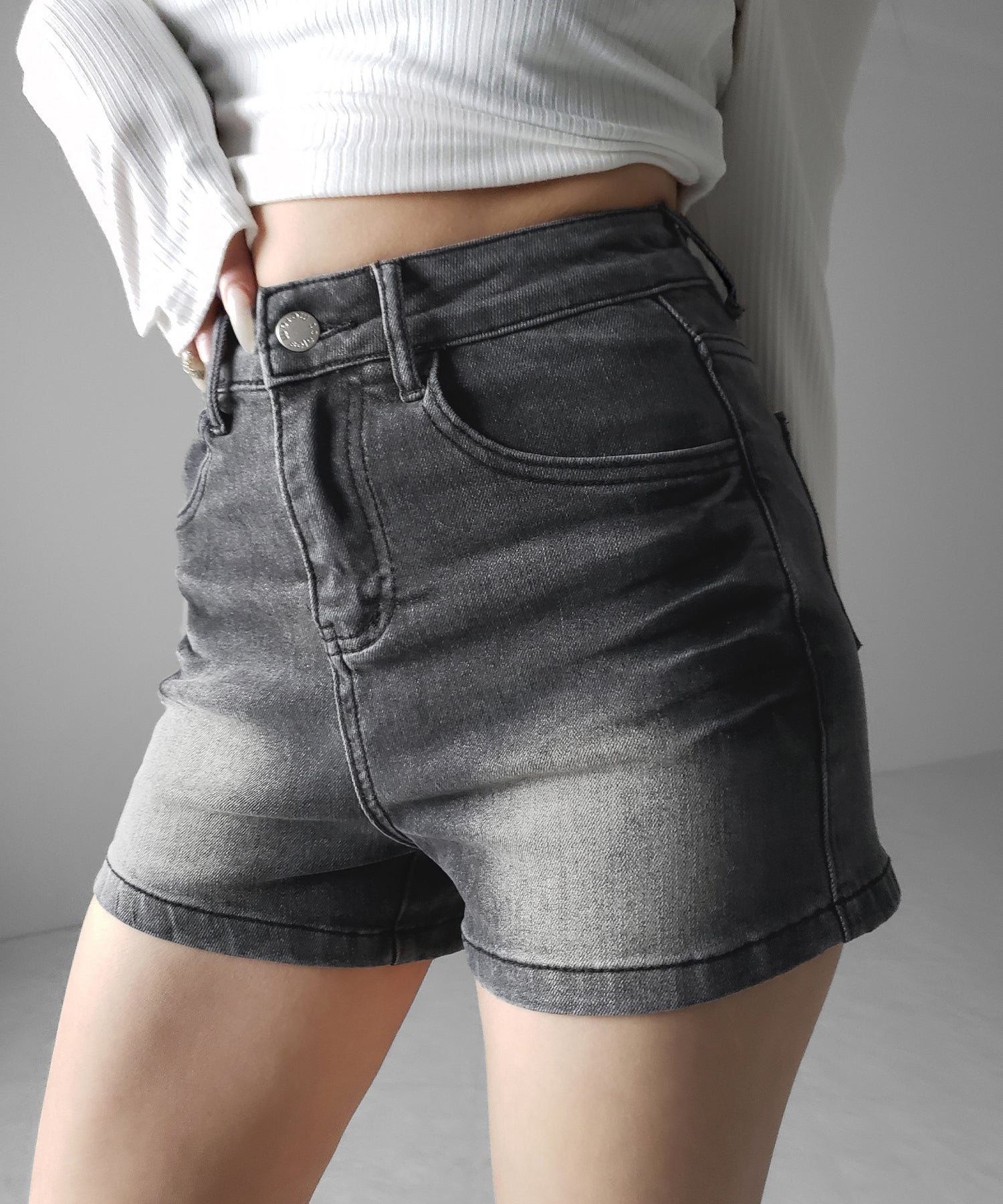 ハイウエストタイトデニムショートパンツ ／ high waist tight short pants