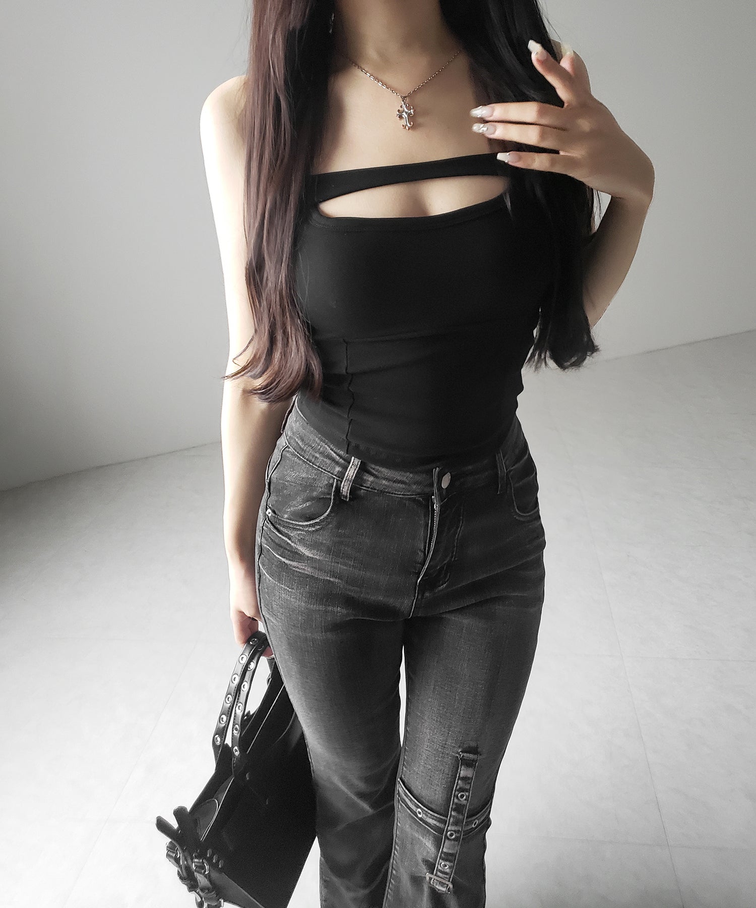 【 ３color ／ カップ付き 】胸開きカットアウトデザインスリムキャミソール ／ chest open cutout design slim camisole