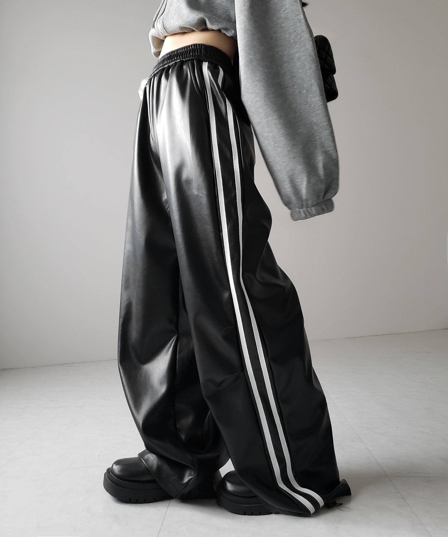 【 選べる４size ／ ２color 】２WAY サイドラインフェイクレザーワイドパンツ ／ ２WAY Sideline fake leather wide pants