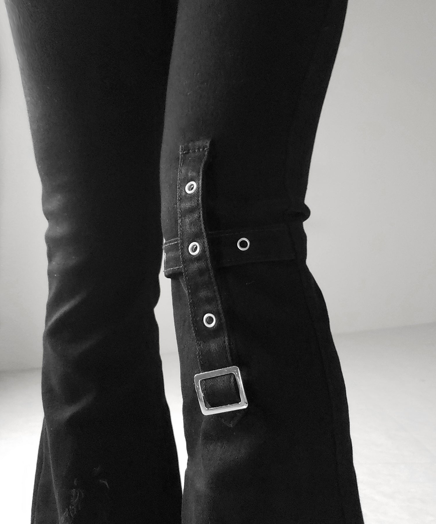 クロスデザインヴィンテージライクフリンジストレッチフレアデニム ／ cross design vintage-like fringe stretch flare denim