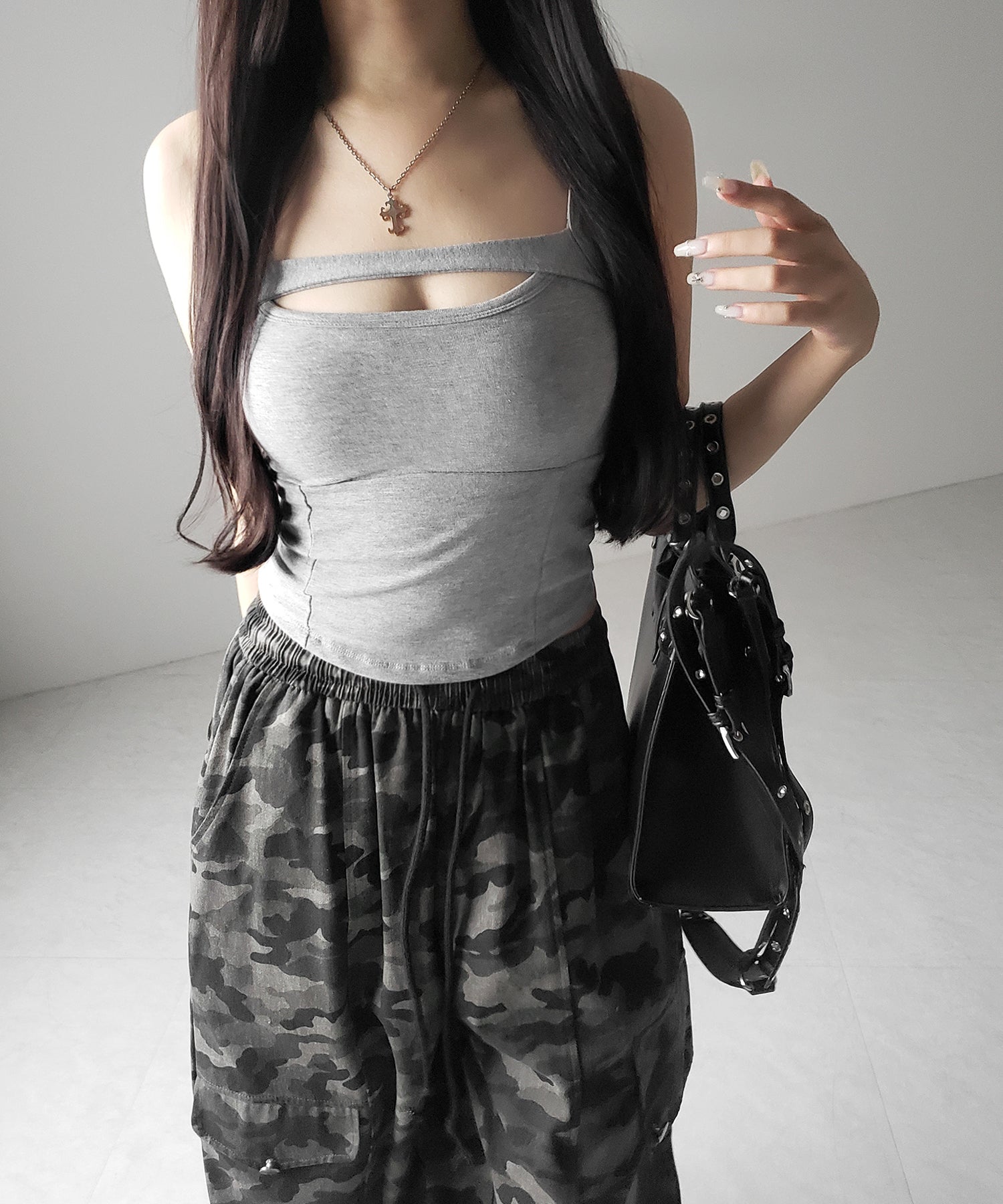 【 ３color ／ カップ付き 】胸開きカットアウトデザインスリムキャミソール ／ chest open cutout design slim camisole