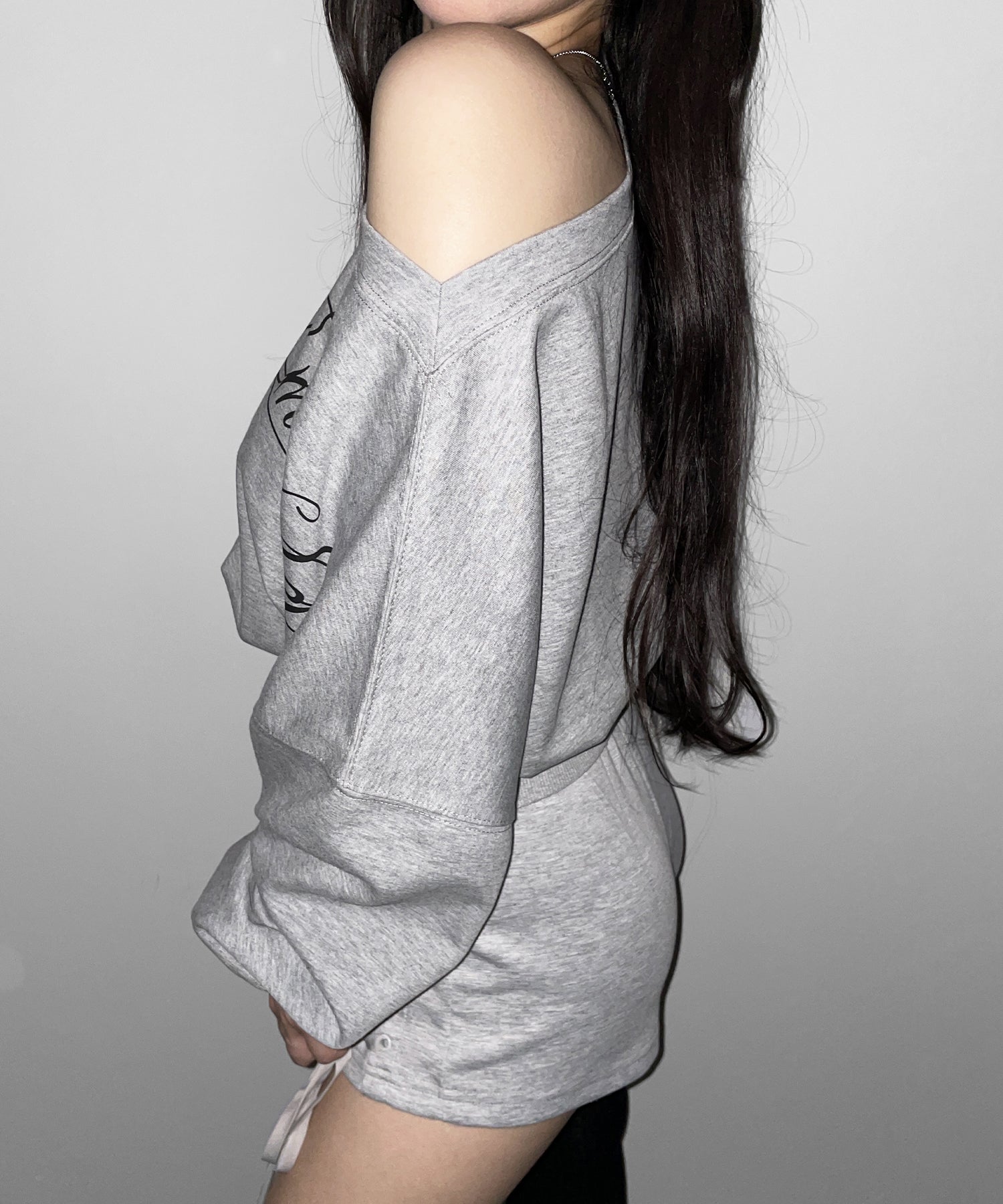 レタリングロゴワンショルショートスウェットライクトップス ／ lettering logo one-shoulder short sweatlike tops