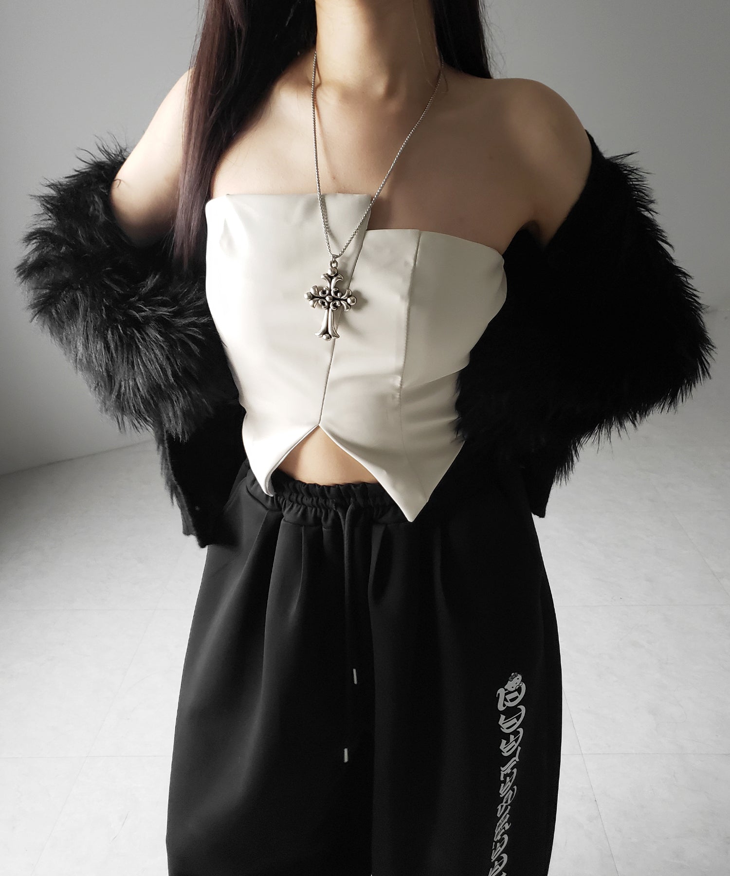 【 ２color 】アシンメトリー切替フェイクレザービスチェ ／ asymmetry switching fake leather bustier