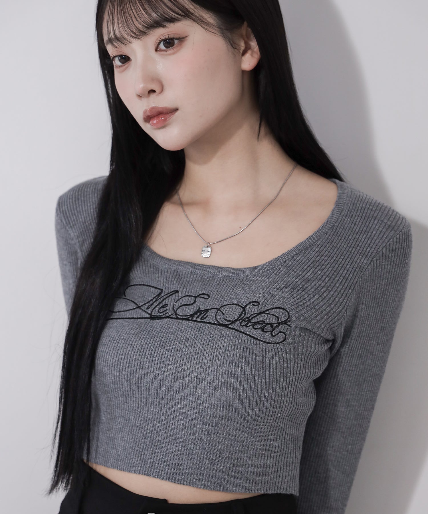 レタリングロゴ刺繍スクエアネックショートリブニットトップス ／ lettering logo embroidery square neck short rib knit tops
