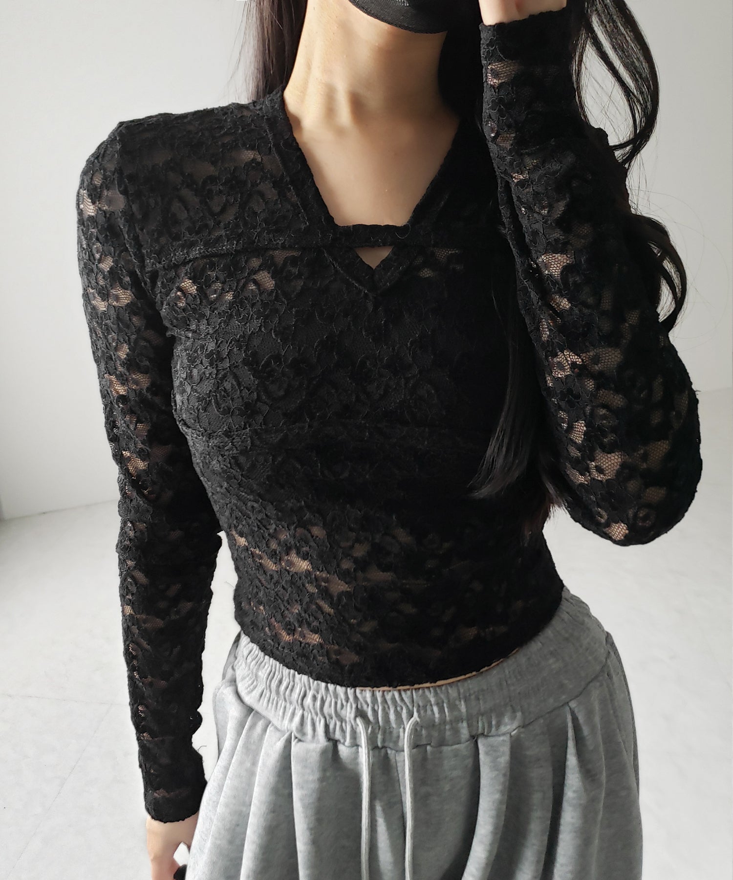 【 ２color 】Vネックスリムラインレーストップス ／ V-neck slimline lace tops