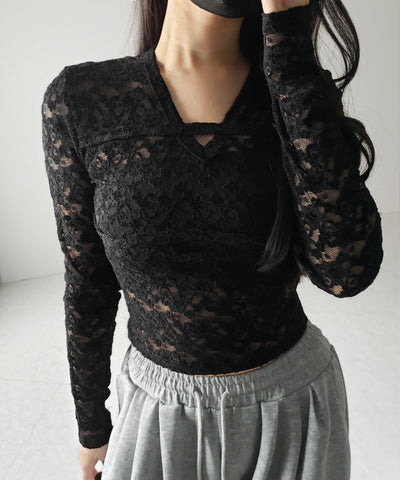 【 ２color 】Vネックスリムラインレーストップス ／ V-neck slimline lace tops