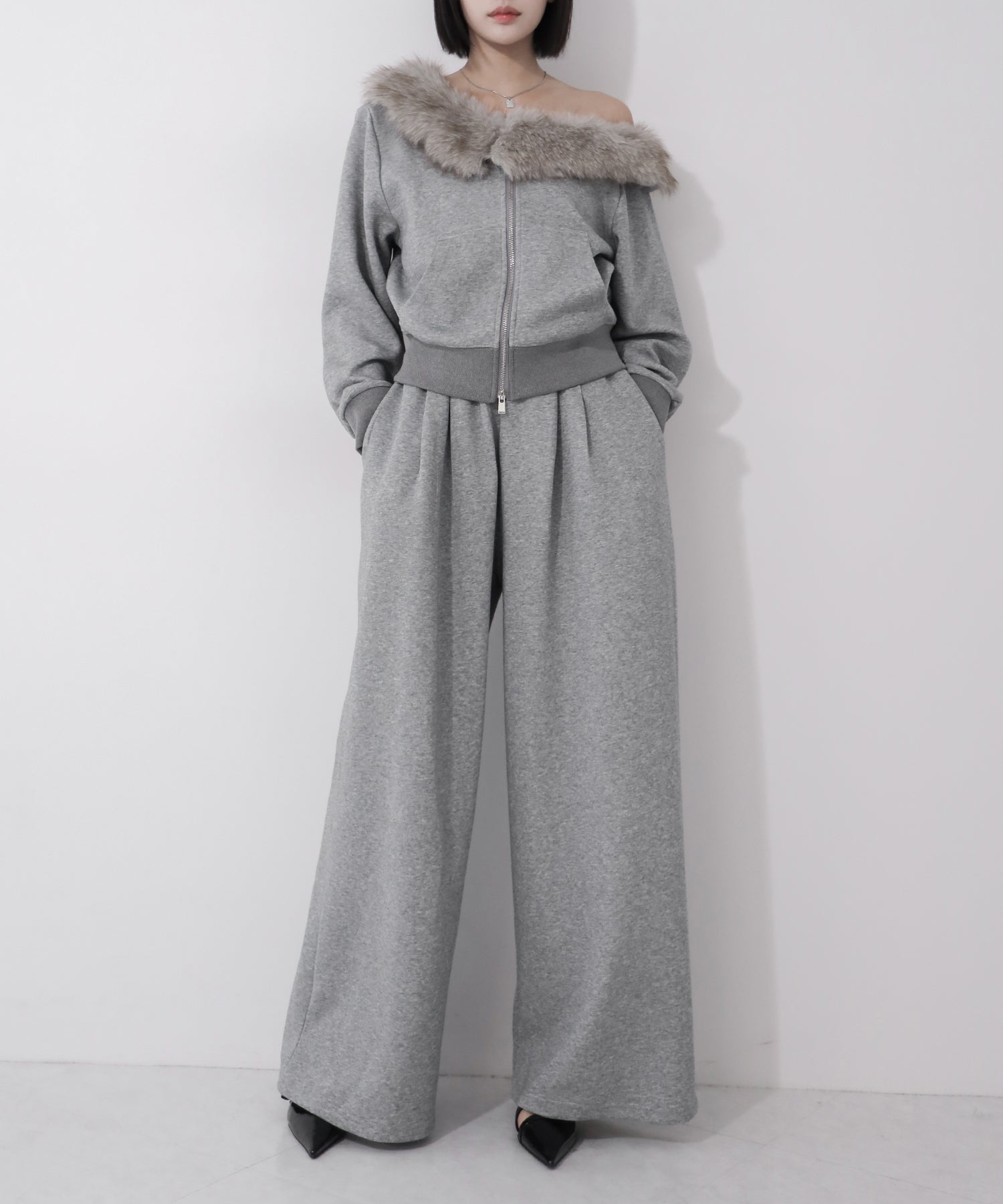 【 セットアップ 】ファーダブルジップワンショルスウェット＆タックワイドスウェットパンツ ／ Fur double-zip one-shoulder sweatshirt ＆ tuck wide sweatpants SETUP