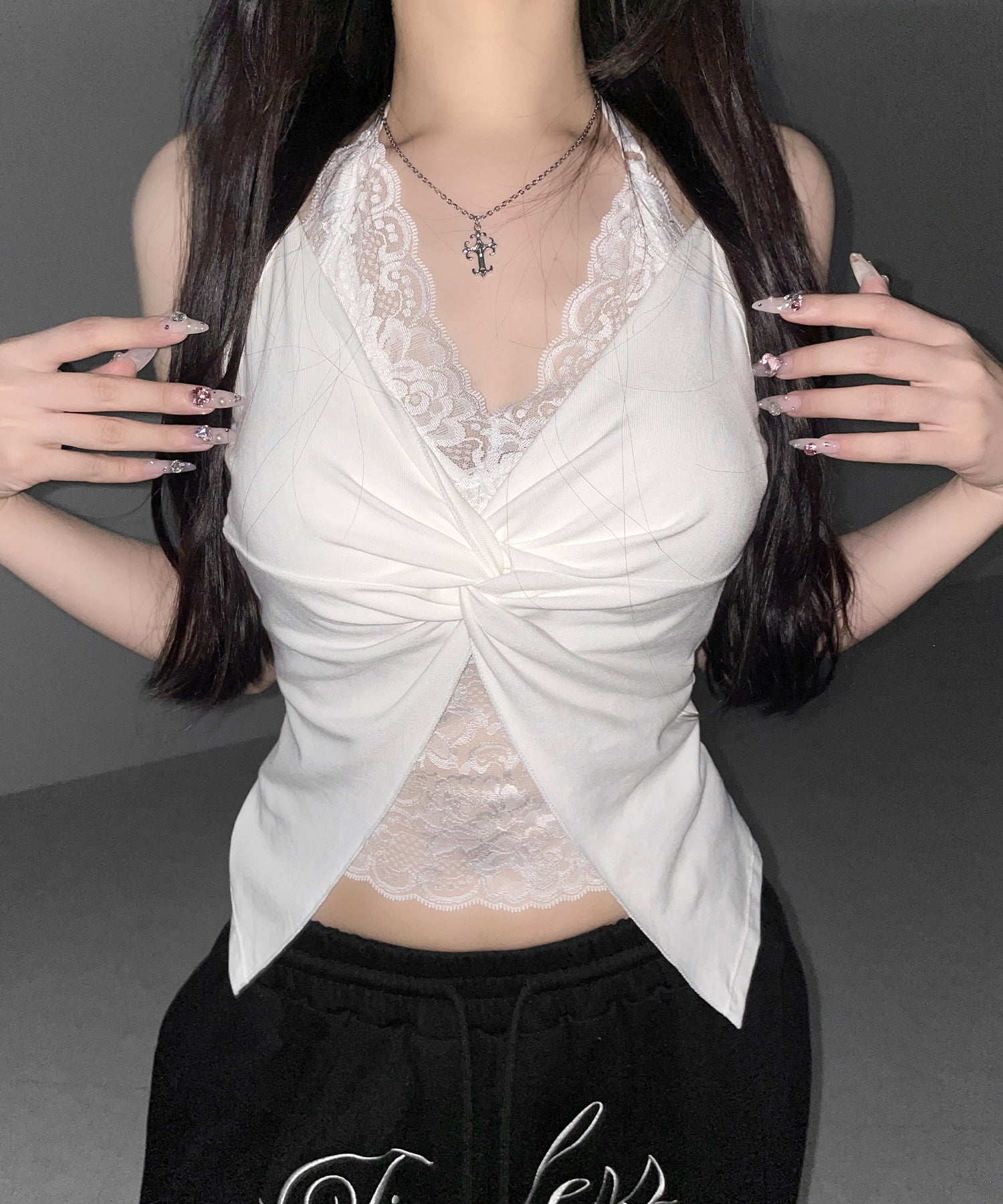レースレイヤードクロスデザインキャミソール ／ lace layered cross design camisole