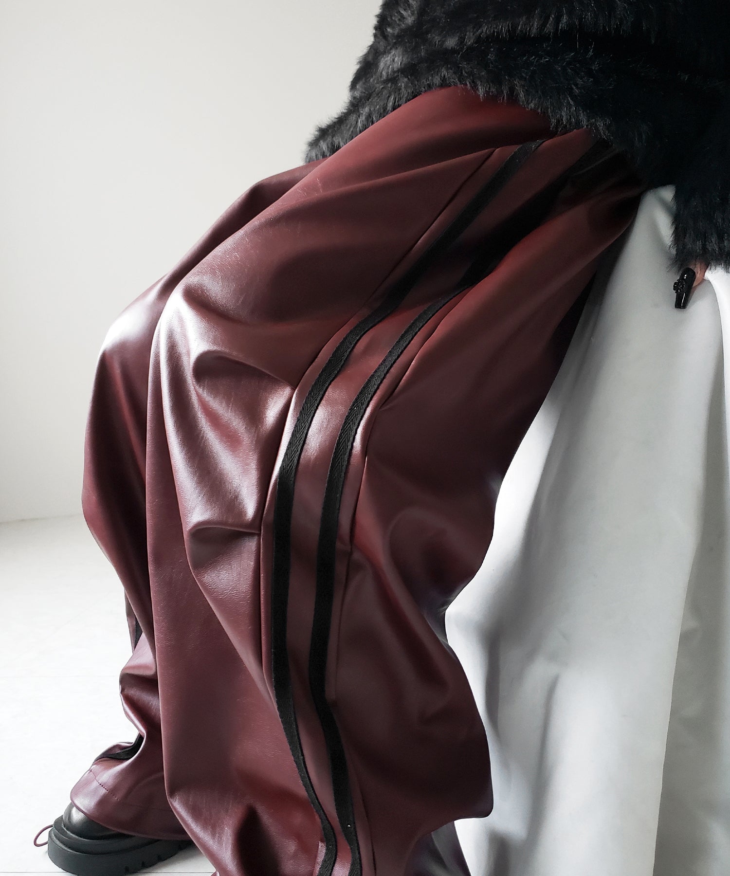 【 選べる４size ／ ２color 】２WAY サイドラインフェイクレザーワイドパンツ ／ ２WAY Sideline fake leather wide pants