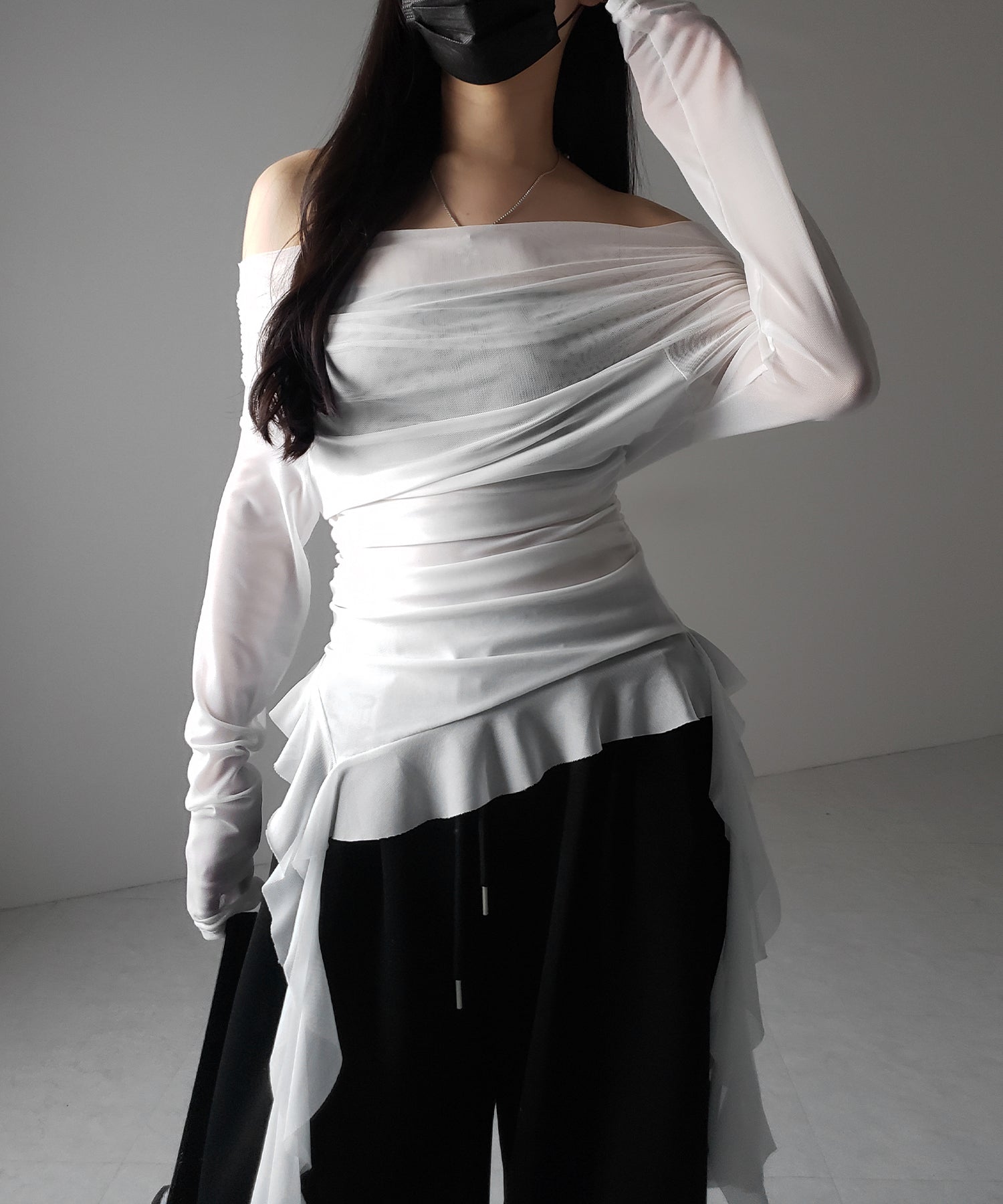 【 ２color 】アシンメトリーフリルオフショルシアートップス ／ asymmetrical frill off-shoulder sheer tops